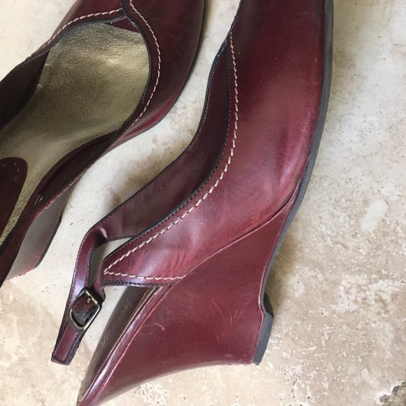 Kenneth Cole Reaction burgundy peep toe wedges - Picture 6 of 13